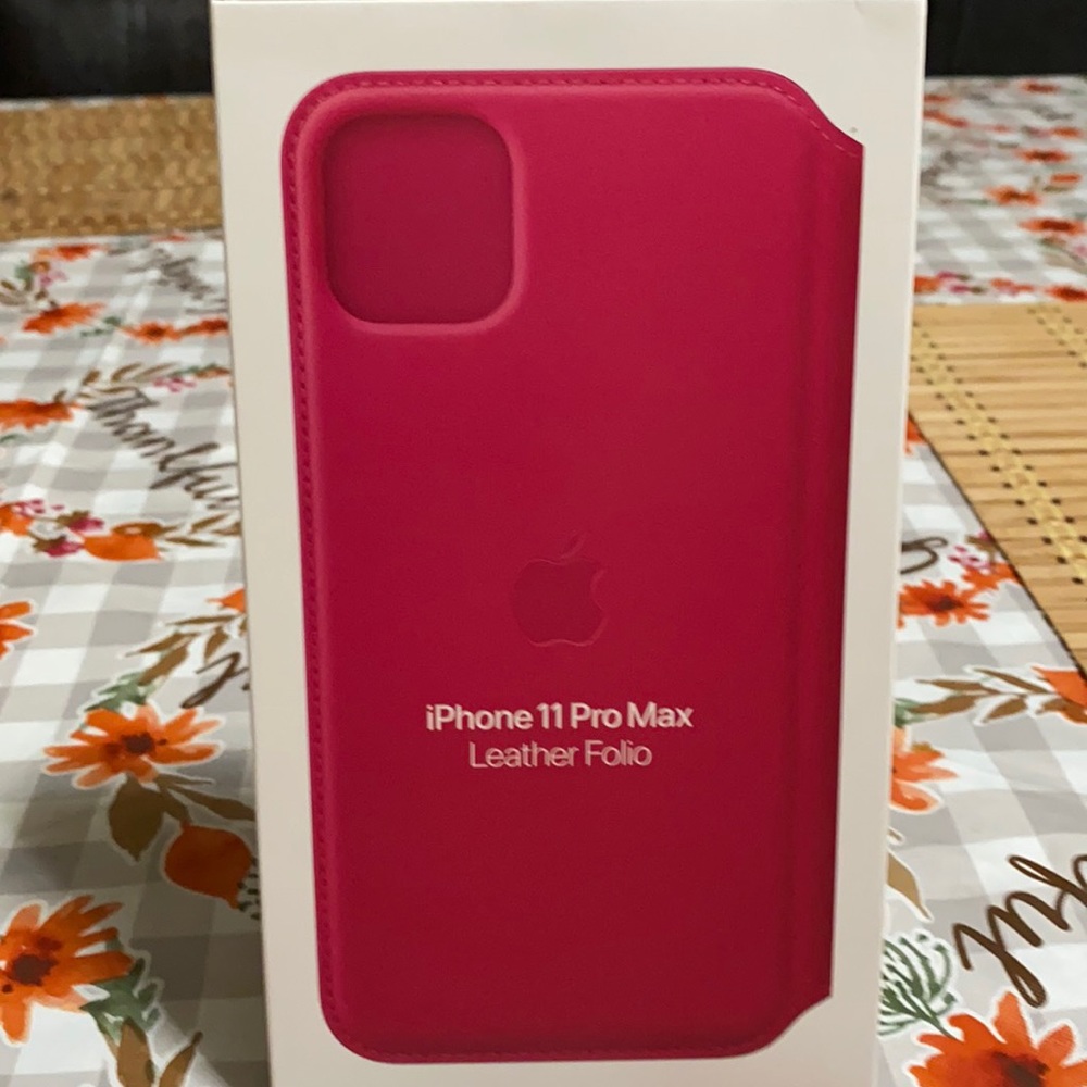 Iphone 11 promax lether folio Raspberry Apple